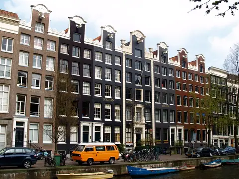 Casas con fachadas escalonadas junto a un canal de Ámsterdam