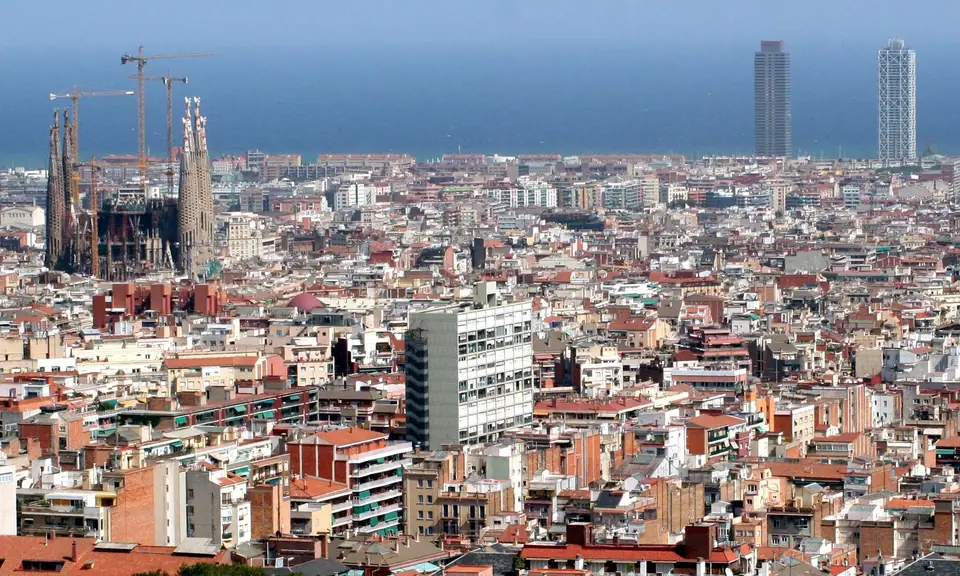 Vista de Barcelona con la Sagrada Familia, las Torres Mapfre y Hotel Arts frente al mar Mediterráneo