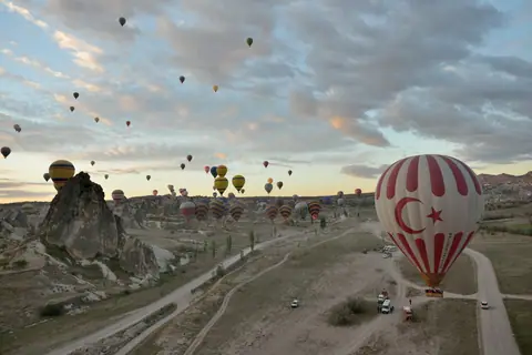 Globos aerostáticos sobrevolando el valle de Capadocia, Turquía, al amanecer