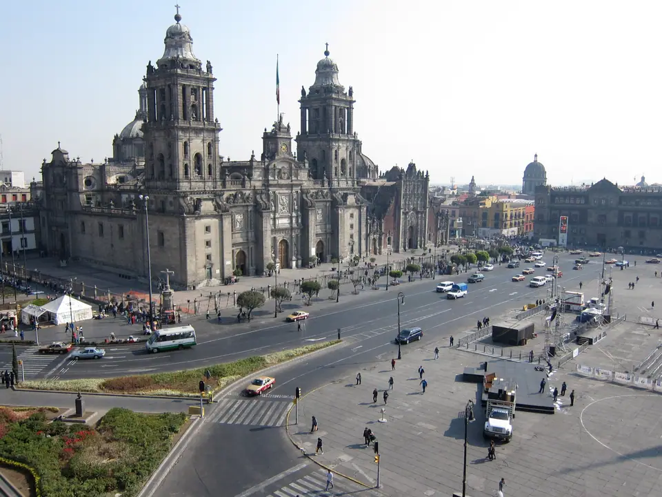 La Catedral Metropolitana y el Zócalo de Ciudad de México vistos desde arriba