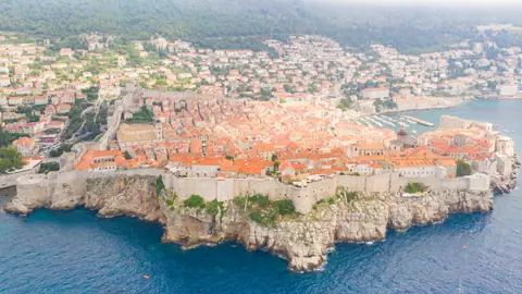Vista aérea del casco antiguo amurallado de Dubrovnik, sobre el mar Adriático