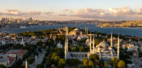 Vista panorámica de Estambul con el Bósforo y las mezquitas de la península histórica al atardecer