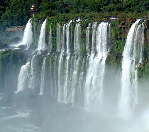 Vista panorámica de varios de los saltos que forman las Cataratas del Iguazú, entre Argentina y Brasil