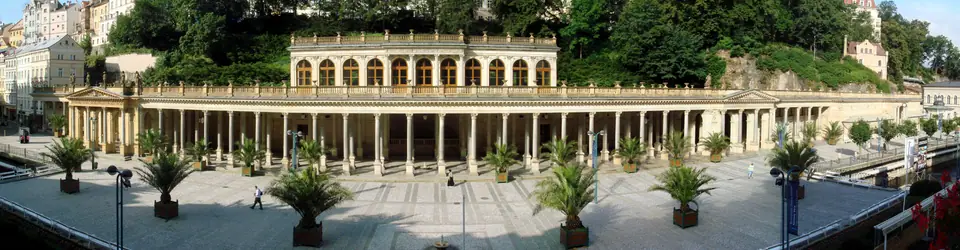 Vista panorámica de la columnata y el río Teplá en Karlovy Vary