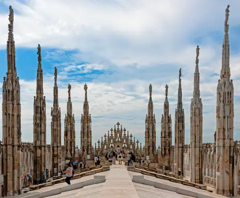 La catedral (Duomo) de Milán, con sus agujas góticas de mármol blanco