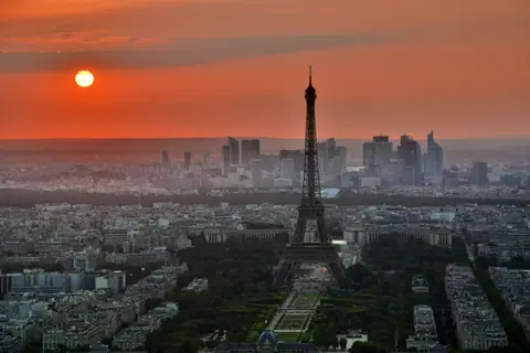Torre Eiffel y el horizonte de París al atardecer, visto desde la Torre Montparnasse