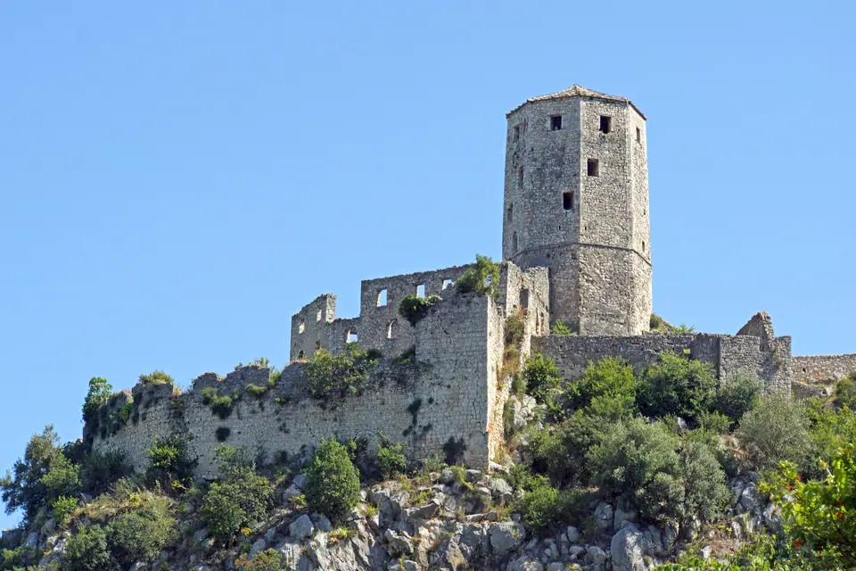 Vista del pueblo fortificado de Počitelj sobre el río Neretva, Bosnia y Herzegovina