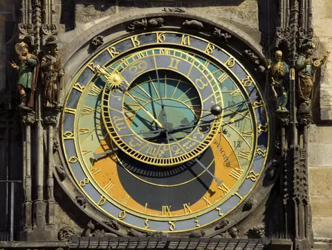 Detalle del reloj astronómico medieval en la Ciudad Vieja de Praga