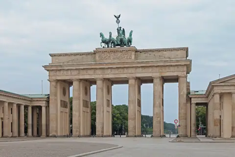 La Puerta de Brandeburgo en Berlín, al amanecer
