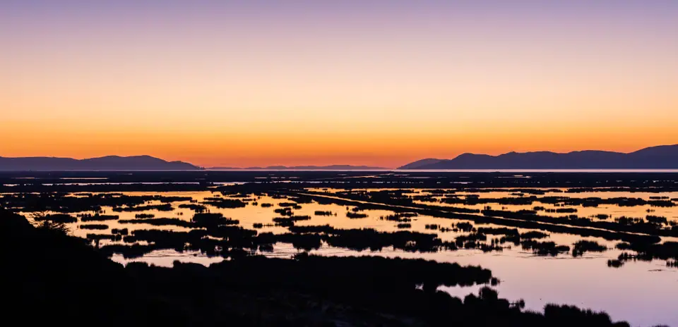 Amanecer sobre el lago Titicaca desde Puno