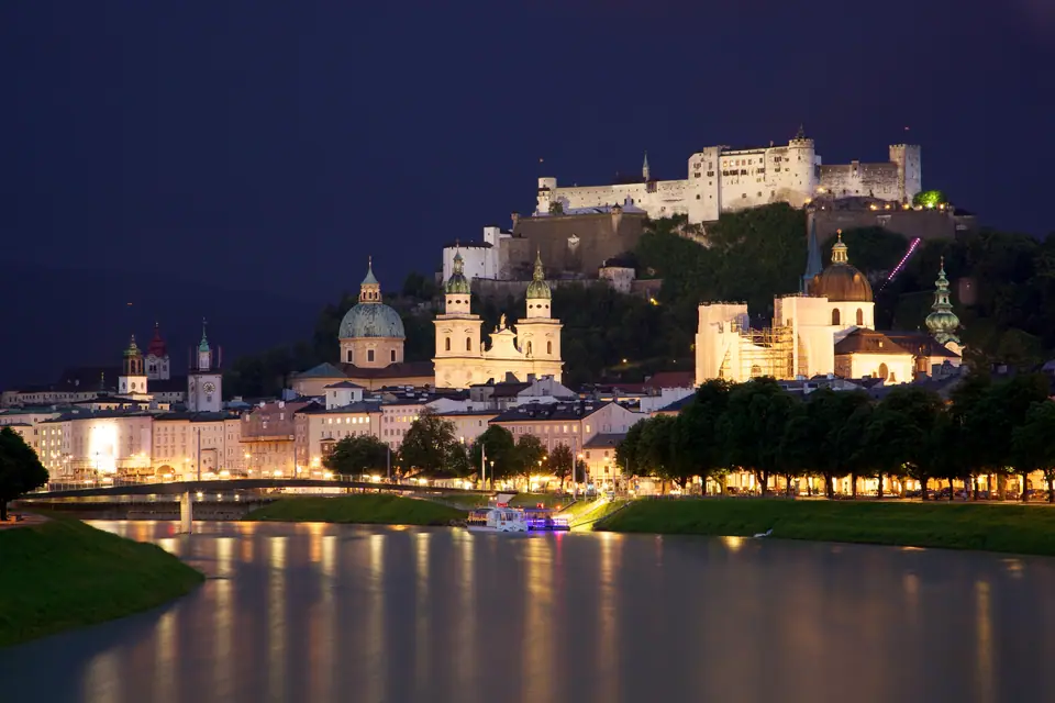 Casco antiguo de Salzburgo sobre el río Salzach