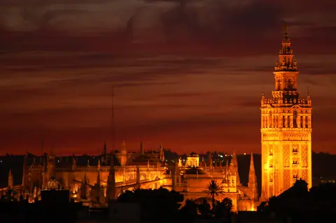 Atardecer sobre la Giralda y la Catedral de Sevilla