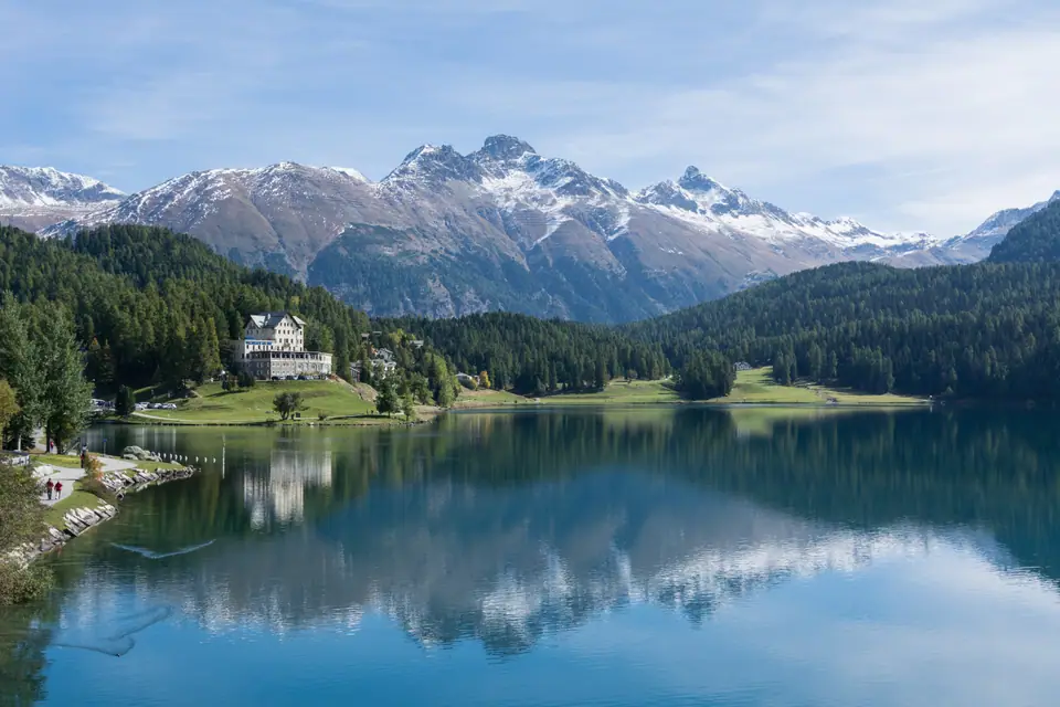 El lago de St. Moritz con el Piz Muragl al fondo
