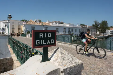 Puente sobre el río Gilão en Tavira