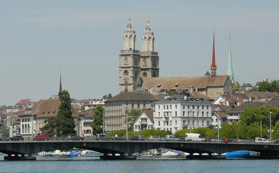 Vista del lago de Zúrich con el puente Quai y el Grossmünster